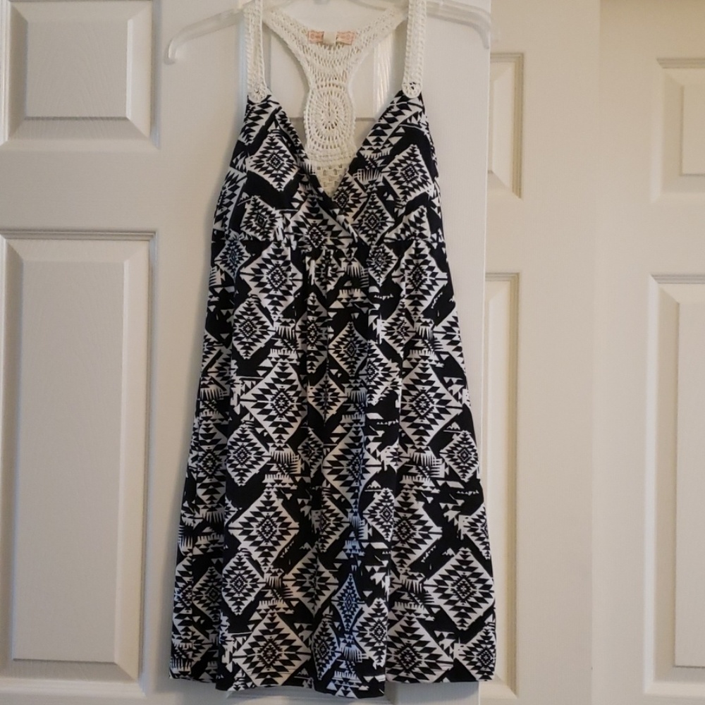 Black/white patterned dress